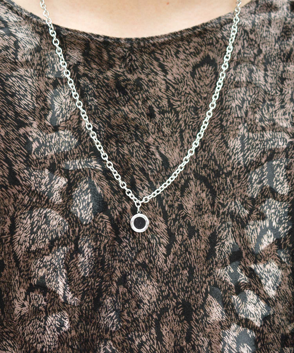 【Small Circle Black Shell Greek Letter Necklace】 スモールサークル ブラックシェル グリークレター  ネックレス「サージカルステンレス」(UNISEX)