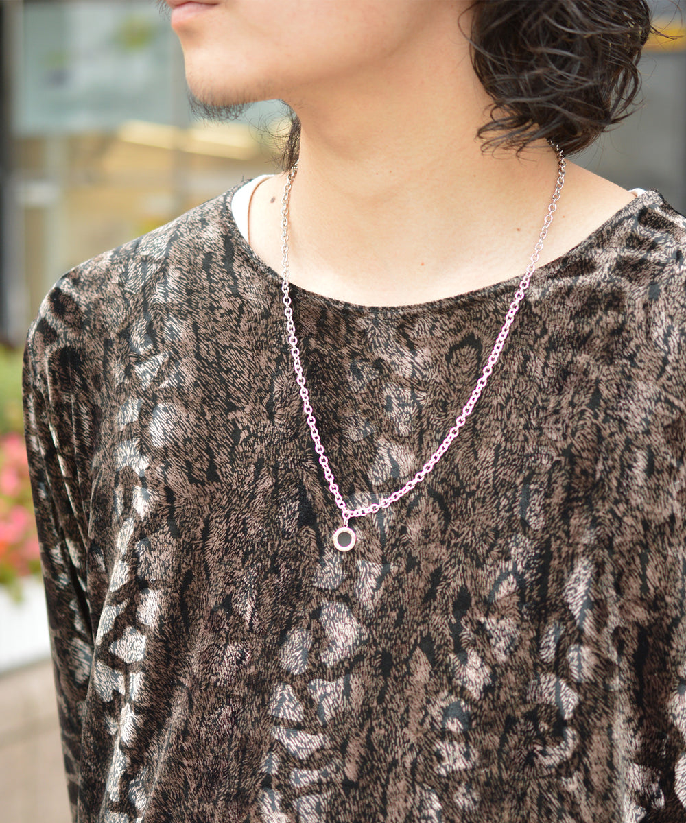 【Small Circle Black Shell Greek Letter Necklace】 スモールサークル ブラックシェル グリークレター  ネックレス「サージカルステンレス」(UNISEX)